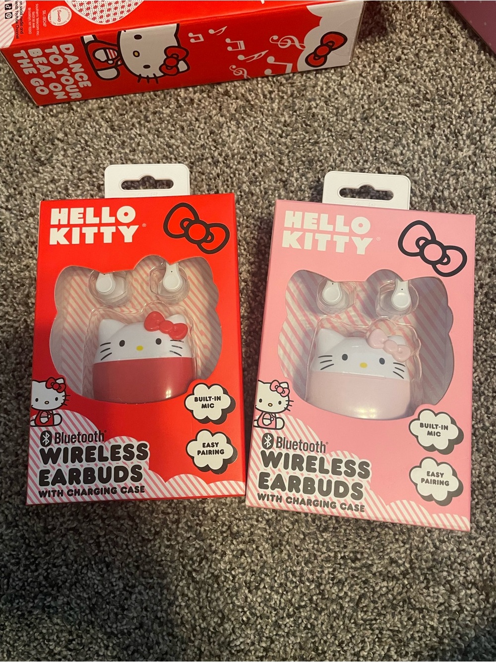 Hello Kitty earbuds w/case
